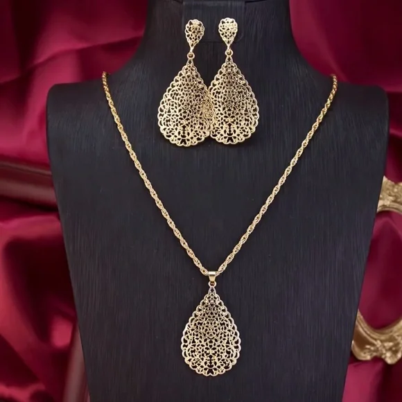 Elegant Gold Filigree Jewelry Set - Picture 2 of 3
